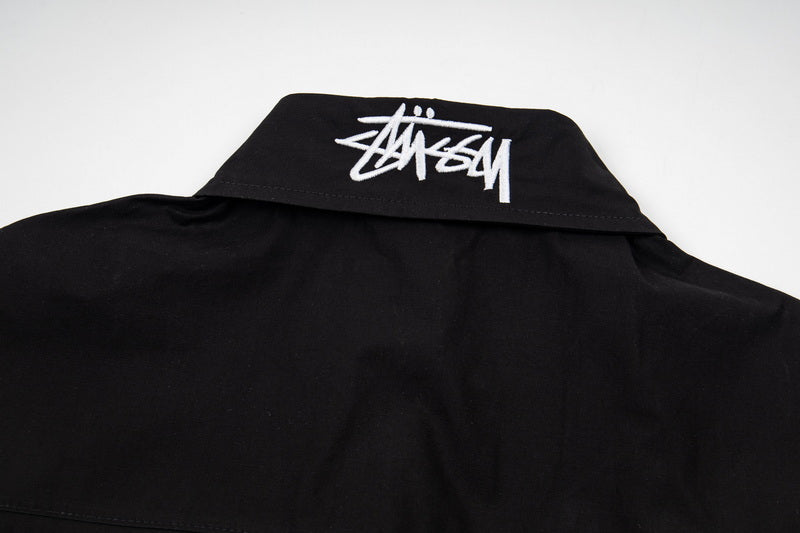 Nike Sportswear Kurzarmhemd mit Knopfleiste.