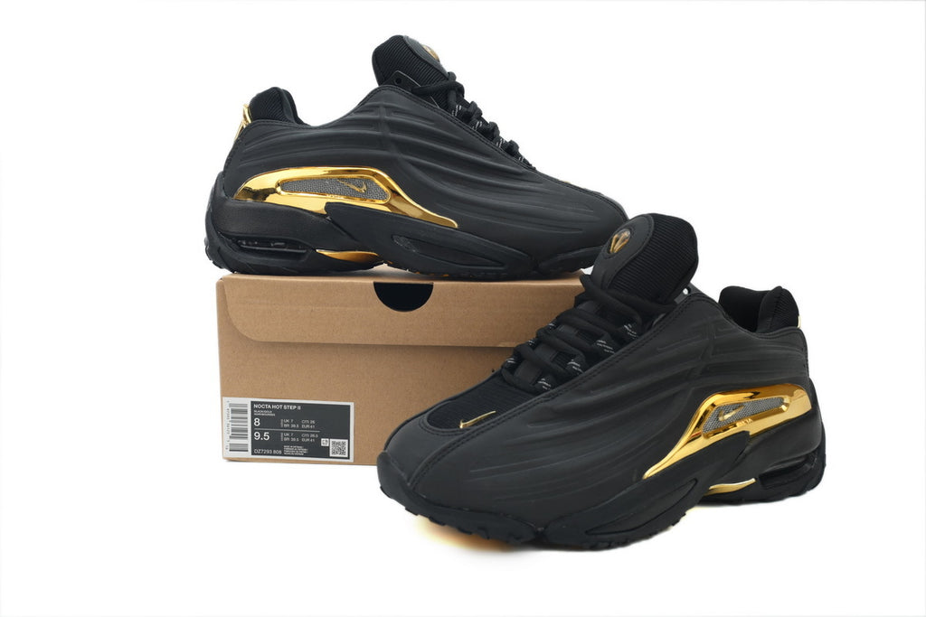 Nike Hot Step 2 x Drake NOCTA Black/Gold" Goldfarbige Ferse + Schaft, matt schwarzes Obermaterial