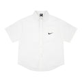 Nike Sportswear Kurzarmhemd mit Knopfleiste.