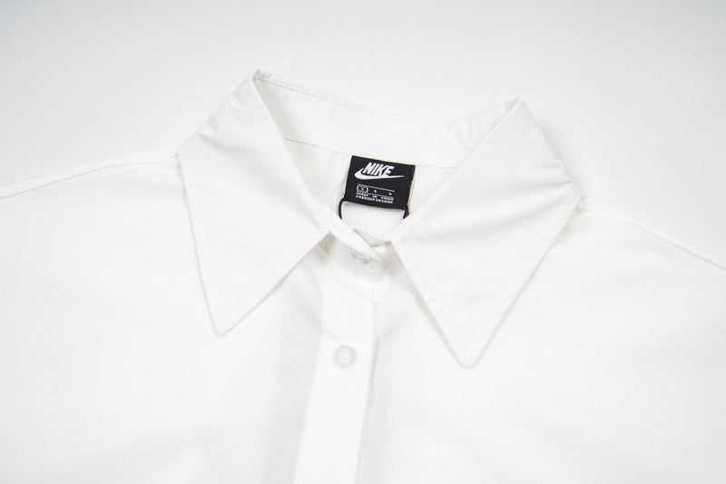 Nike Sportswear Kurzarmhemd mit Knopfleiste.