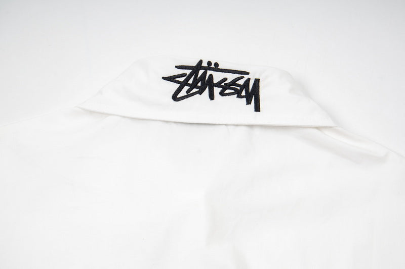 Nike Sportswear Kurzarmhemd mit Knopfleiste.