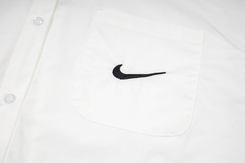 Nike Sportswear Kurzarmhemd mit Knopfleiste.