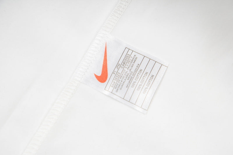 Nike Sportswear Kurzarmhemd mit Knopfleiste.