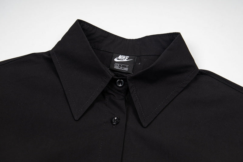 Nike Sportswear Kurzarmhemd mit Knopfleiste.