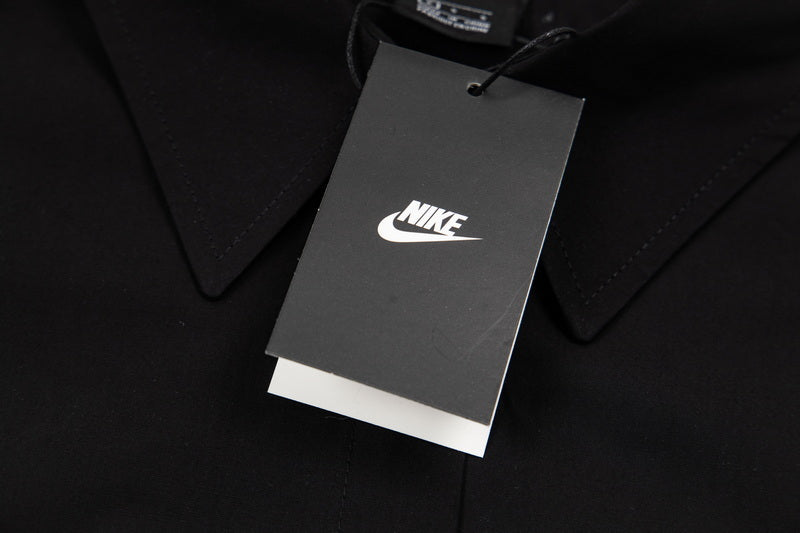 Nike Sportswear Kurzarmhemd mit Knopfleiste.