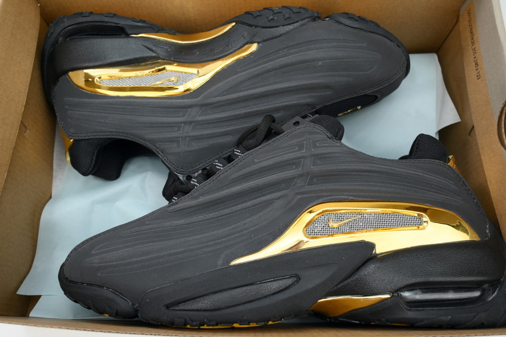 Nike Hot Step 2 x Drake NOCTA Black/Gold" Goldfarbige Ferse + Schaft, matt schwarzes Obermaterial