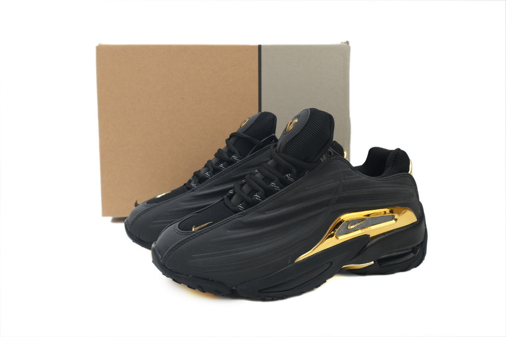 Nike Hot Step 2 x Drake NOCTA Black/Gold" Goldfarbige Ferse + Schaft, matt schwarzes Obermaterial